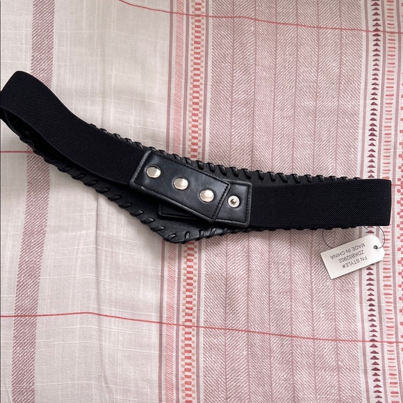 Fashion Nova Black Belt with Silver Heart Details NWT - Picture 2 of 2